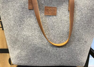 BOLSO FIELTRO ASAS PIEL